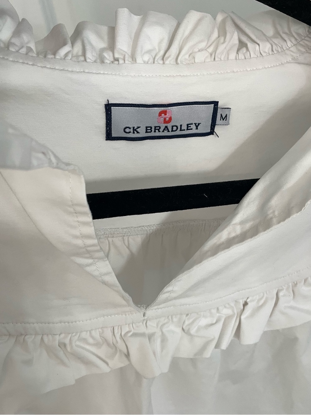 CK BRADLEY Silla Top in Off White Ruffle Coastal Contemporary. 16 - Picture 5 of 7